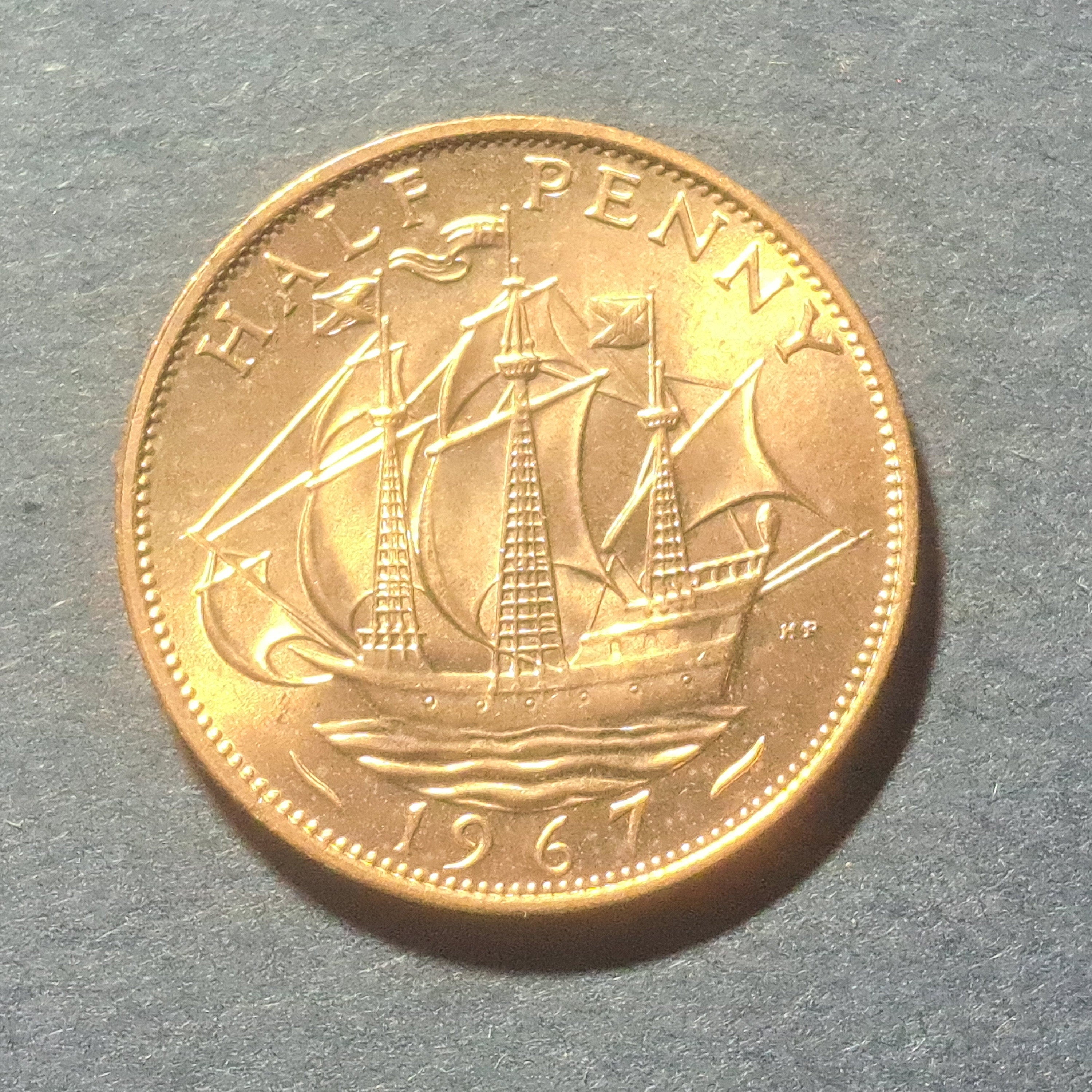 GREAT BRiTAIN 1967 Half Penny, KM896; from Uncirculated Rolls; Queen Elizabeth II and The Golden Hind Ship
