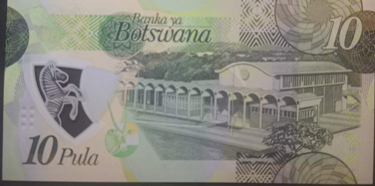 BOTSWANA 10 Pula, B-130b, UNCIRCULATED; 2020, features a Coat of Arms with Zebra
