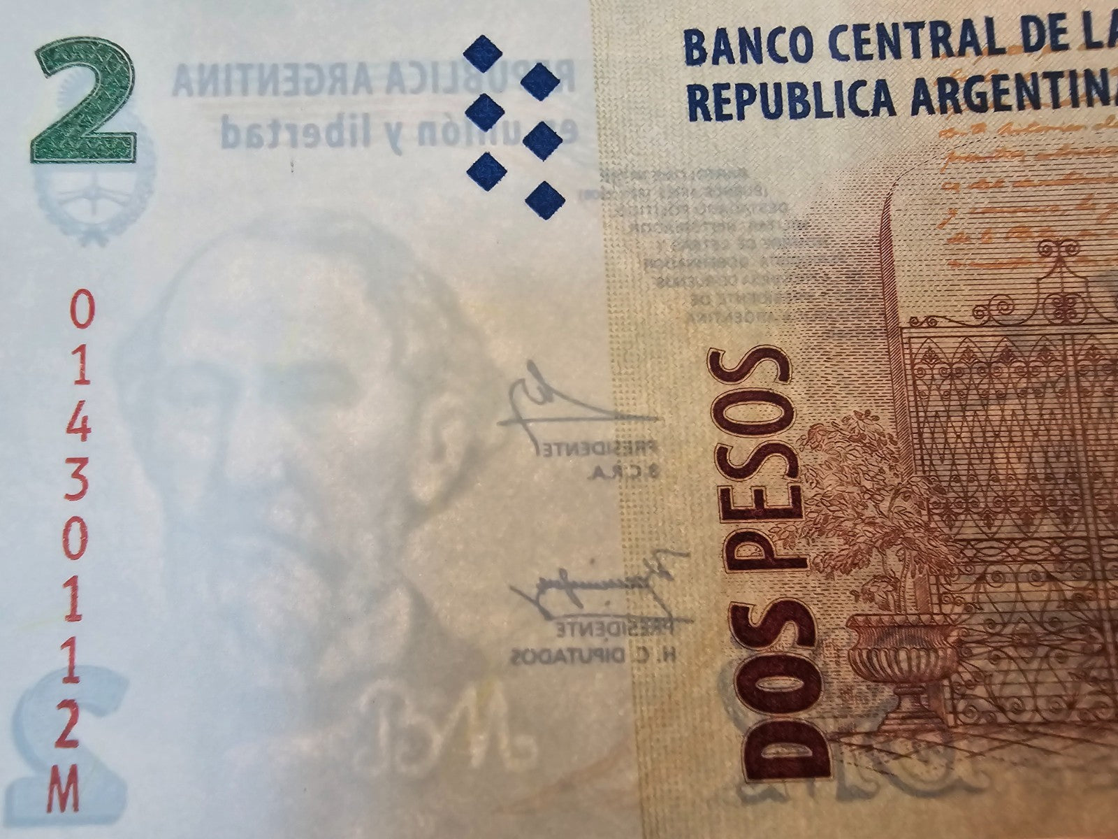 Argentina 2 Pesos, P-352, Series M, Signature variety, 2002, UNCIRCULATED