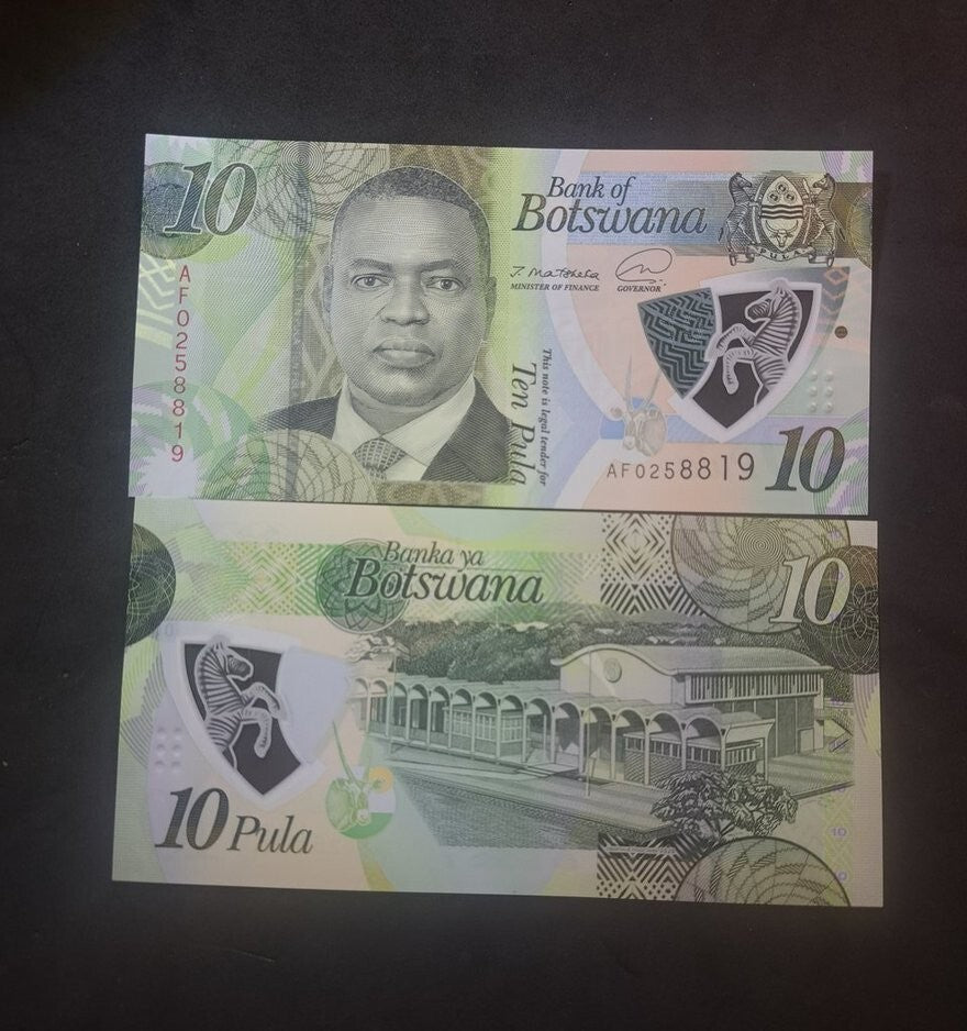 BOTSWANA 10 Pula, B-130b, UNCIRCULATED; 2020, features a Coat of Arms with Zebra