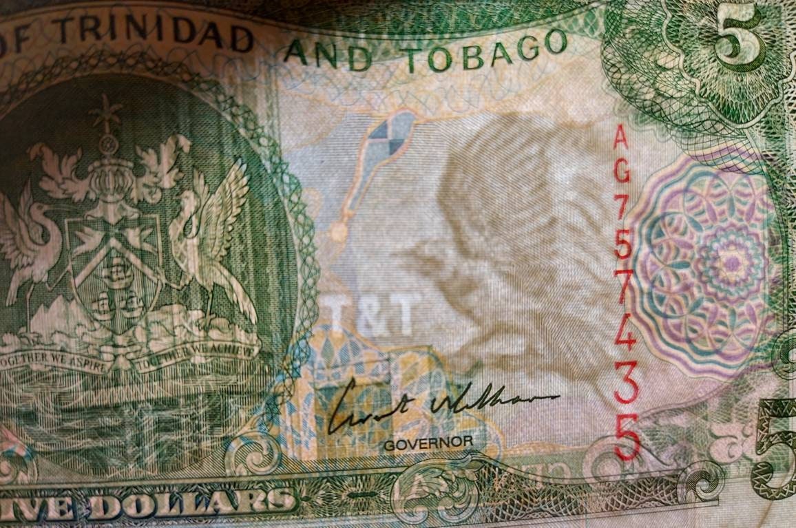 TRINIDAD & TOBAGGO 5 Dollars Banknote; P -42b, UNCIRCULATED from 2002; Featuring Blue Crowned Motmot
