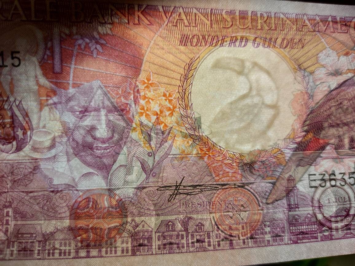 SURINAME 100 Gulden Banknote; P- 133a, UNCIRCULATED; From 1986 featuring a Toucan