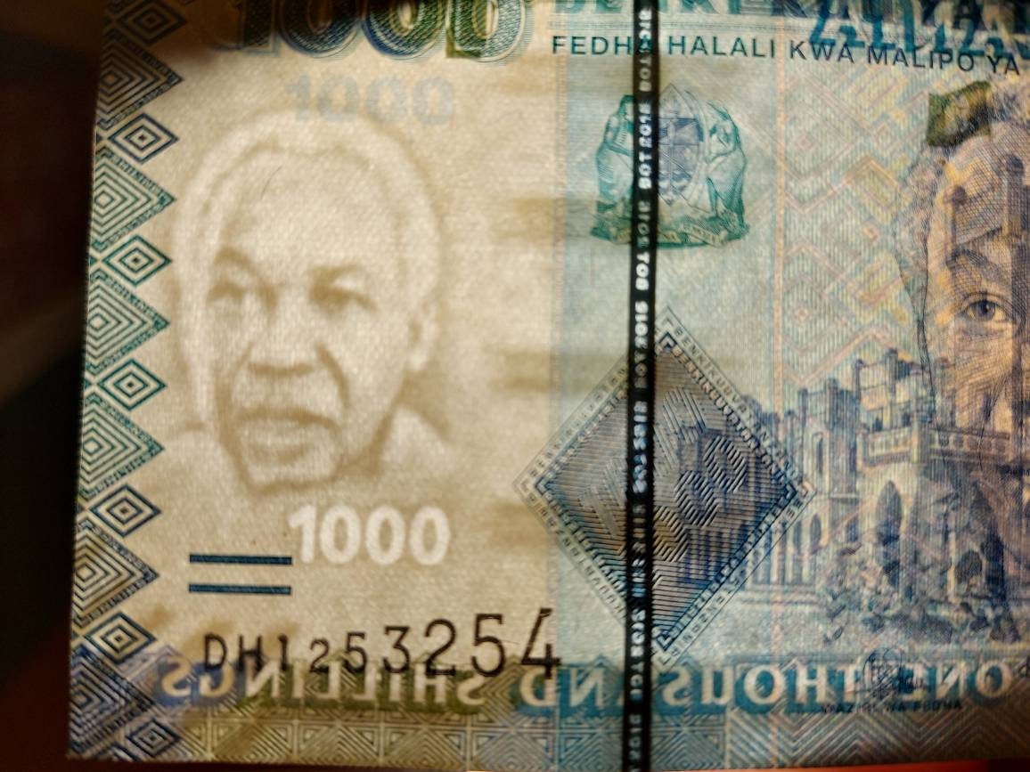 TANZANIA 1000 Shillings Banknote; P-41b, UNCIRCULATED from 2015; Featuring a Coffee Plant