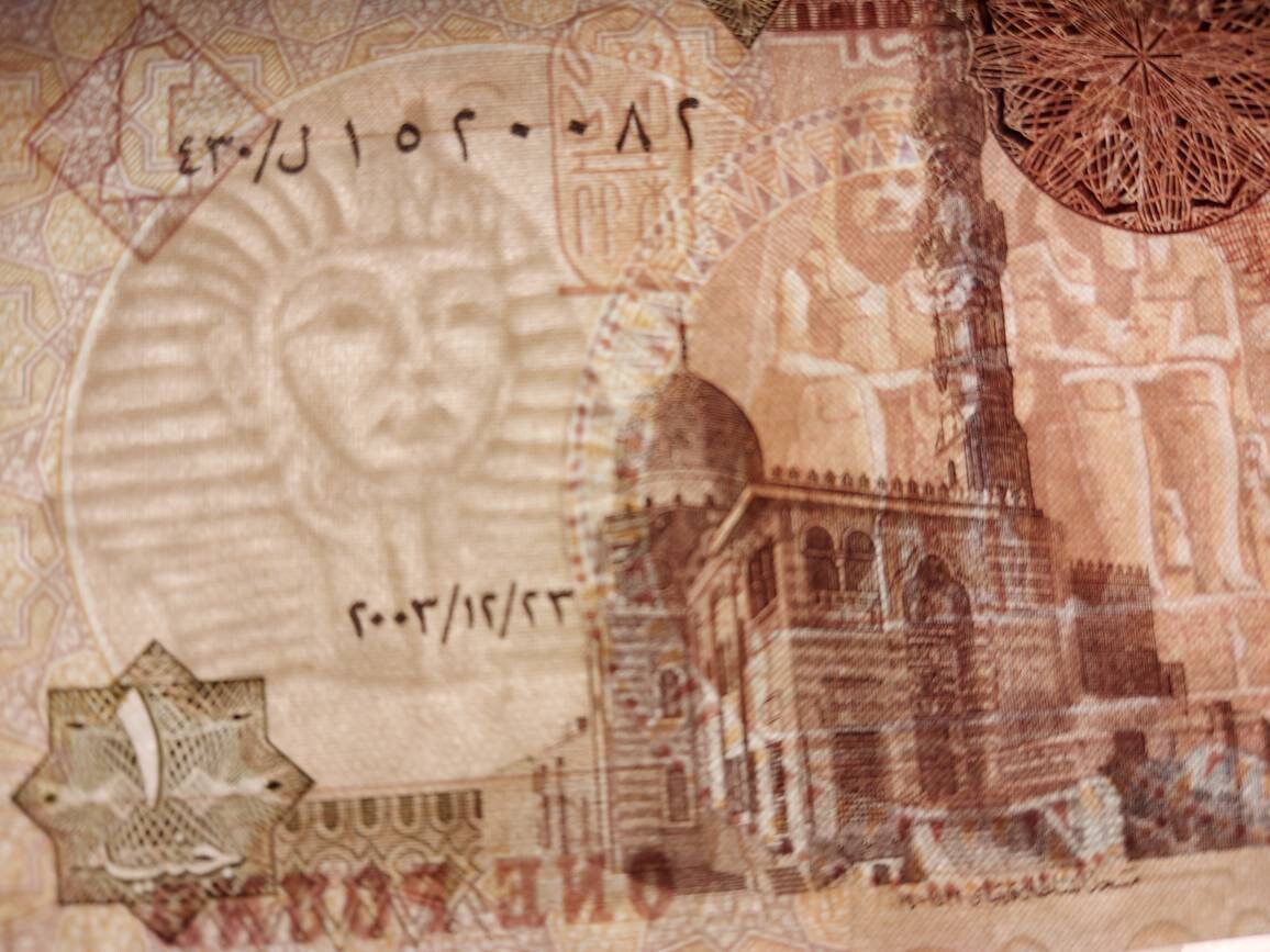 EGYPT 1 Pound Banknote; P-50i, UNCIRCULATED, 2004; featuring Abu Simbel Temple & King Tut Watermark
