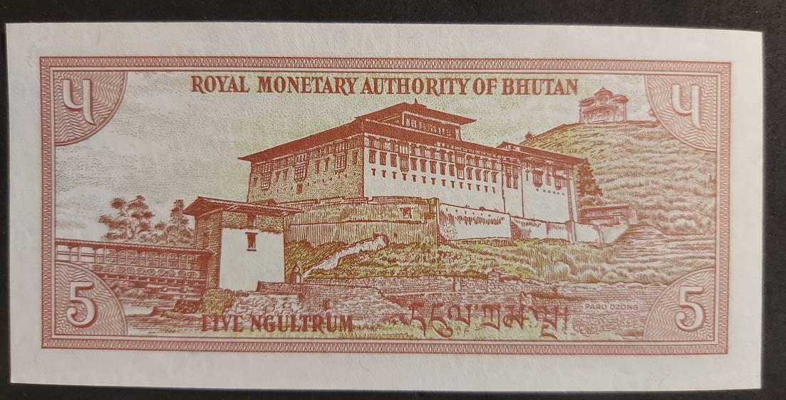 BHUTAN 5 Ngultrum, P-14b; UNCIRCULATED, 1990; Features a Palace and Two Mythological Birds