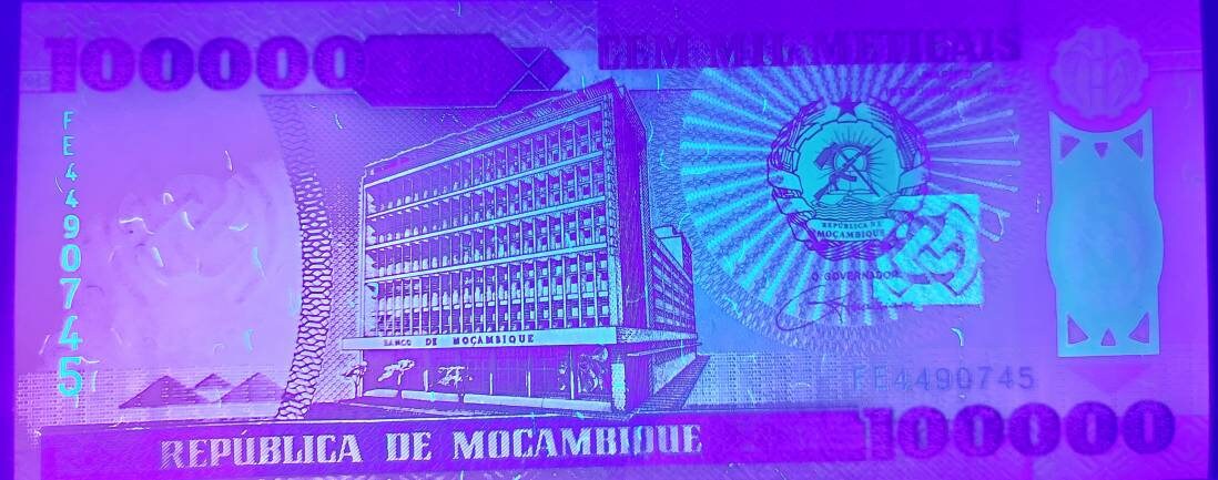 MOZAMBIQUE 100000 Meticais; P139; UNCIRCULATED; 1993; Hydroelectric Dam