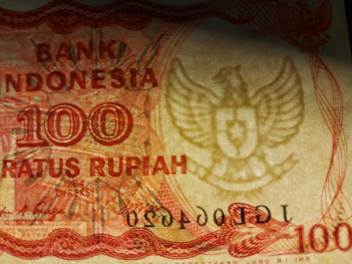 INDONESIA 100 Rupiah, P- 122, UNCIRCULATED, 1984; features the Asahan Dam; Crowned Pigeon