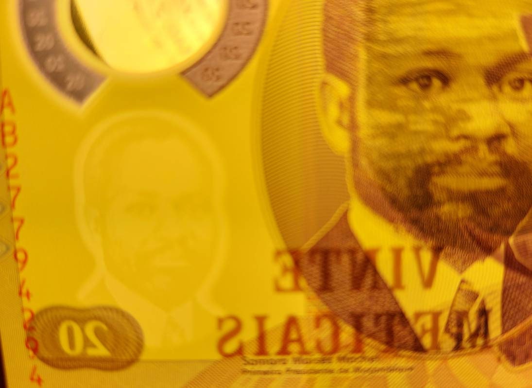 MOZAMBIQUE 20 Meticais Banknote; P -149a; Crisp UNCIRCULATED; 2011; POLYMER; Features a Rhinoceros