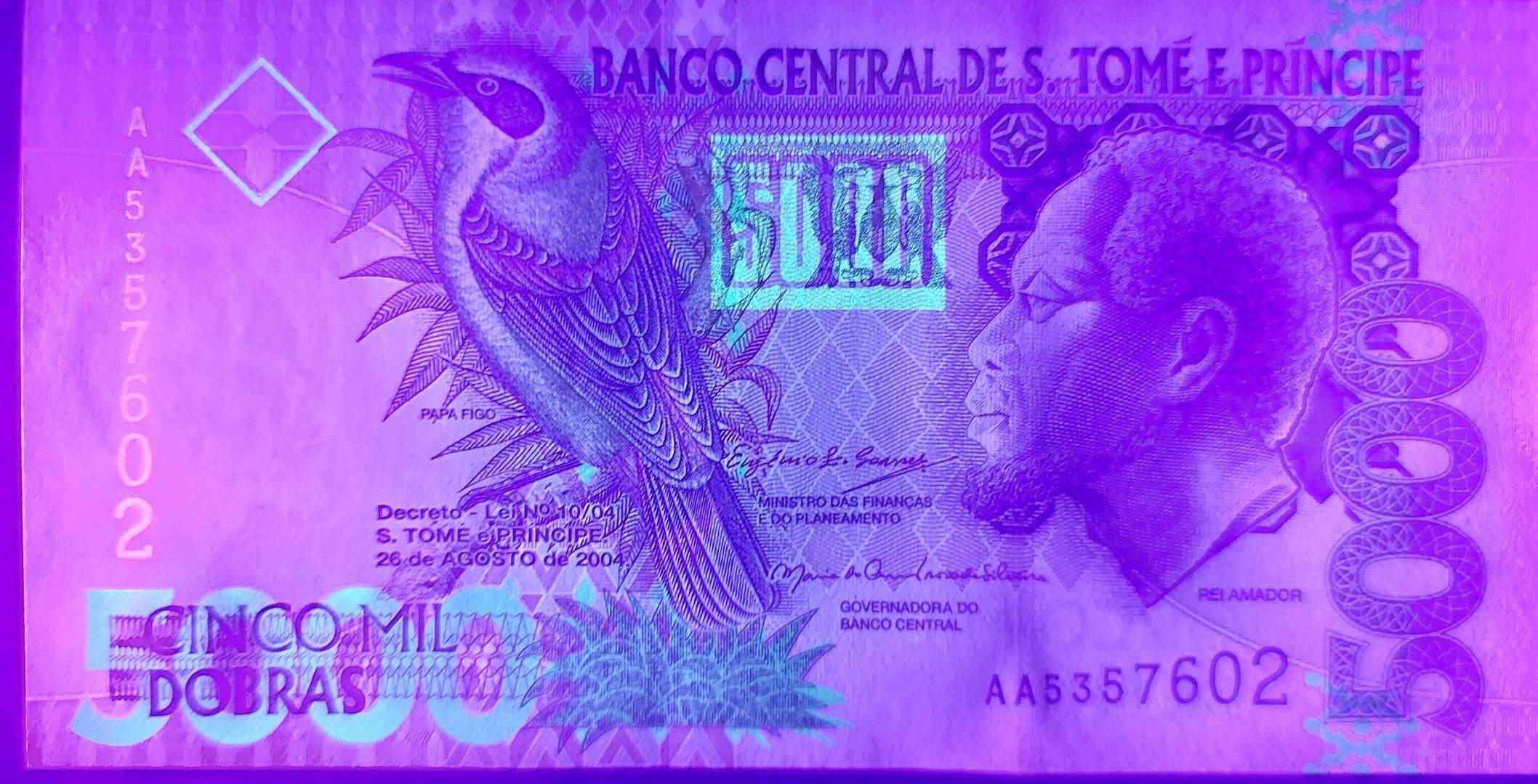 Saint Thomas & Prince 5000 Dobras, P65d; Prefix AA; Uncirculated, 2013; Papa Figo Bird