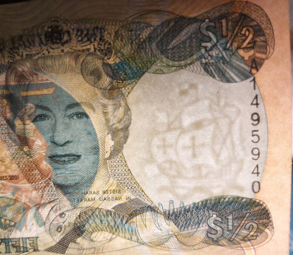 BAHAMAS 1/2 Dollar, P-68; UNCIRCULATED, 2001; Queen Elizabeth II