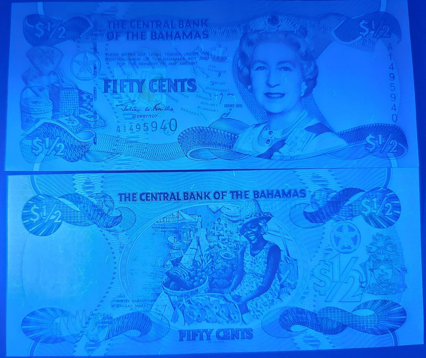 BAHAMAS 1/2 Dollar, P-68; UNCIRCULATED, 2001; Queen Elizabeth II