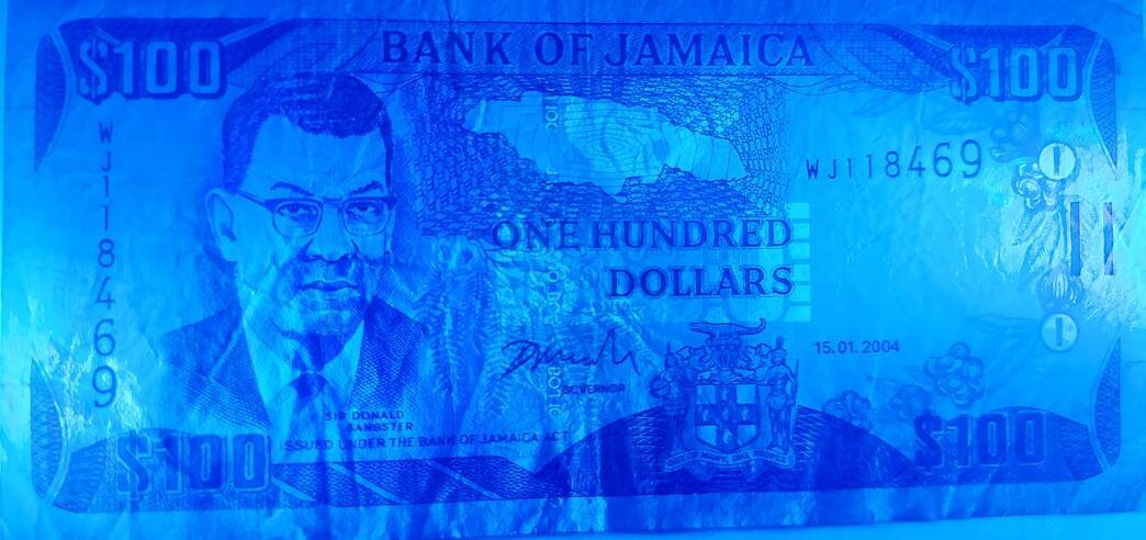 JAMAICA 100 Dollars Banknote; P-80d; UNCIRCULATED from 2004 featuring Dunn's River Falls