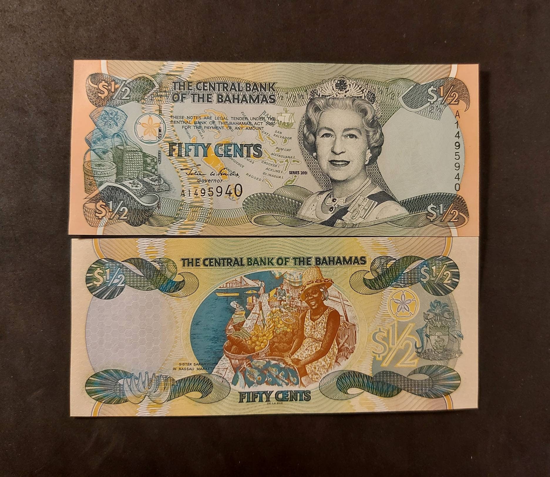 BAHAMAS 1/2 Dollar, P-68; UNCIRCULATED, 2001; Queen Elizabeth II