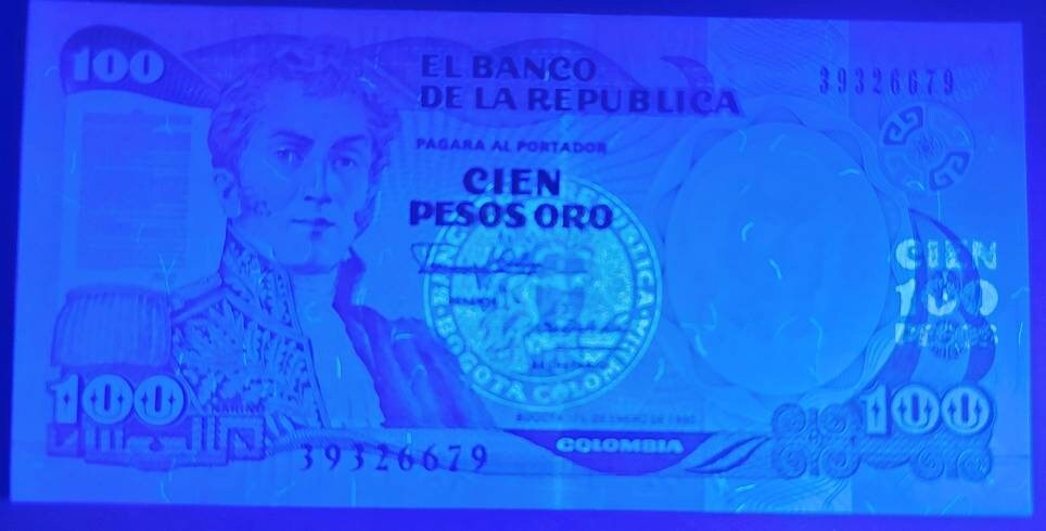 COLOMBIA 100 Peso Oro Banknote; P-426e; UNCIRCULATED from 1990; features Leyva Village