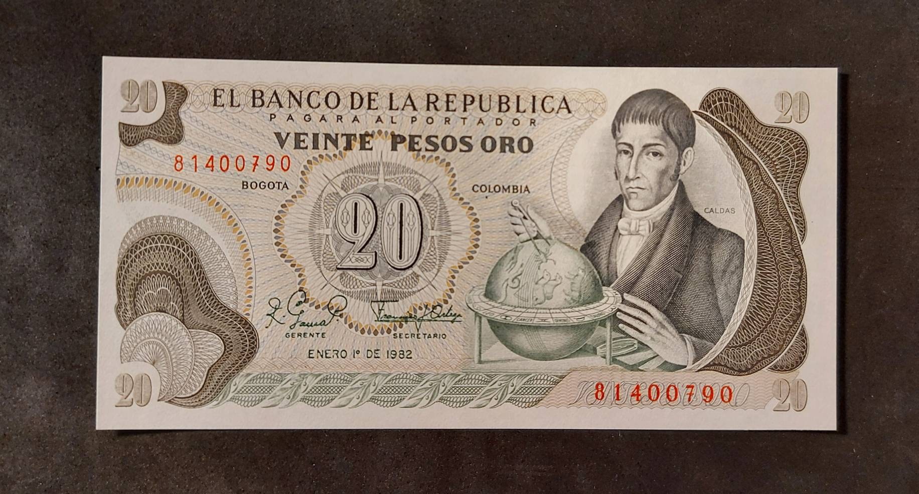 COLOMBIA 20 Peso Oro Banknote; P-409d; UNCIRCULATED from 1982; features Gold trinkets