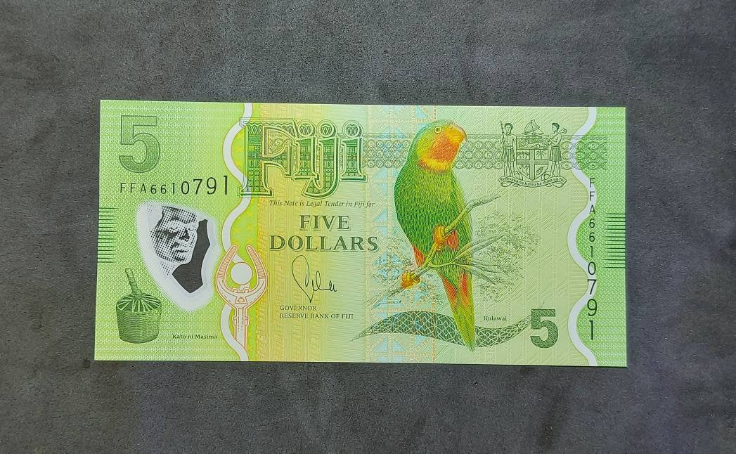 FIJI 5 Dollars Banknote, P- 115; UNCIRCULATED from 2013; features a Lorikeet on front and Crested Iguana on back; POLYMER