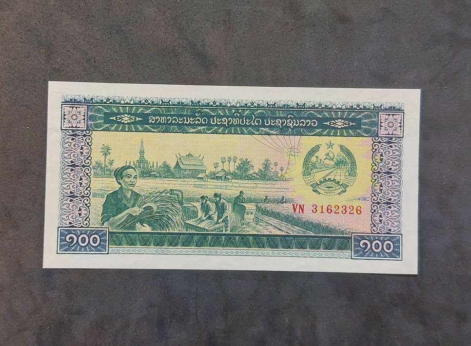 LAOS 100 Kip Banknote; P-30a from 1979; UNCIRCULATED; Features Grain Harvesting and Soldiers