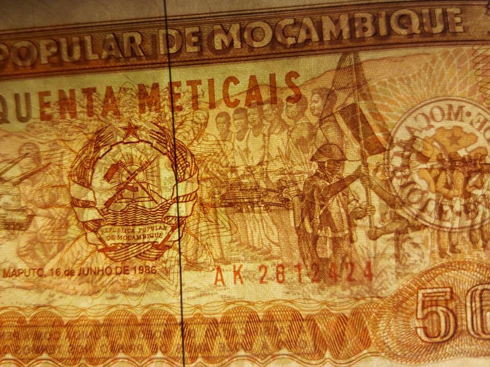 MOZAMBIQUE 50 Meticais Banknote; P -129b; UNCIRCULATED; 1986; Features a Flag ceremony
