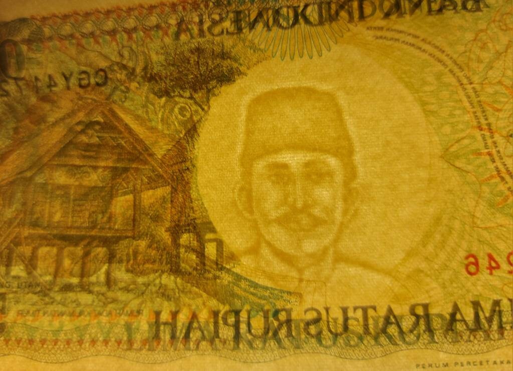 INDONESIA 500 Rupiah, P- 128g; UNCIRCULATED from 1998; features an Orangutan; Native Huts at back