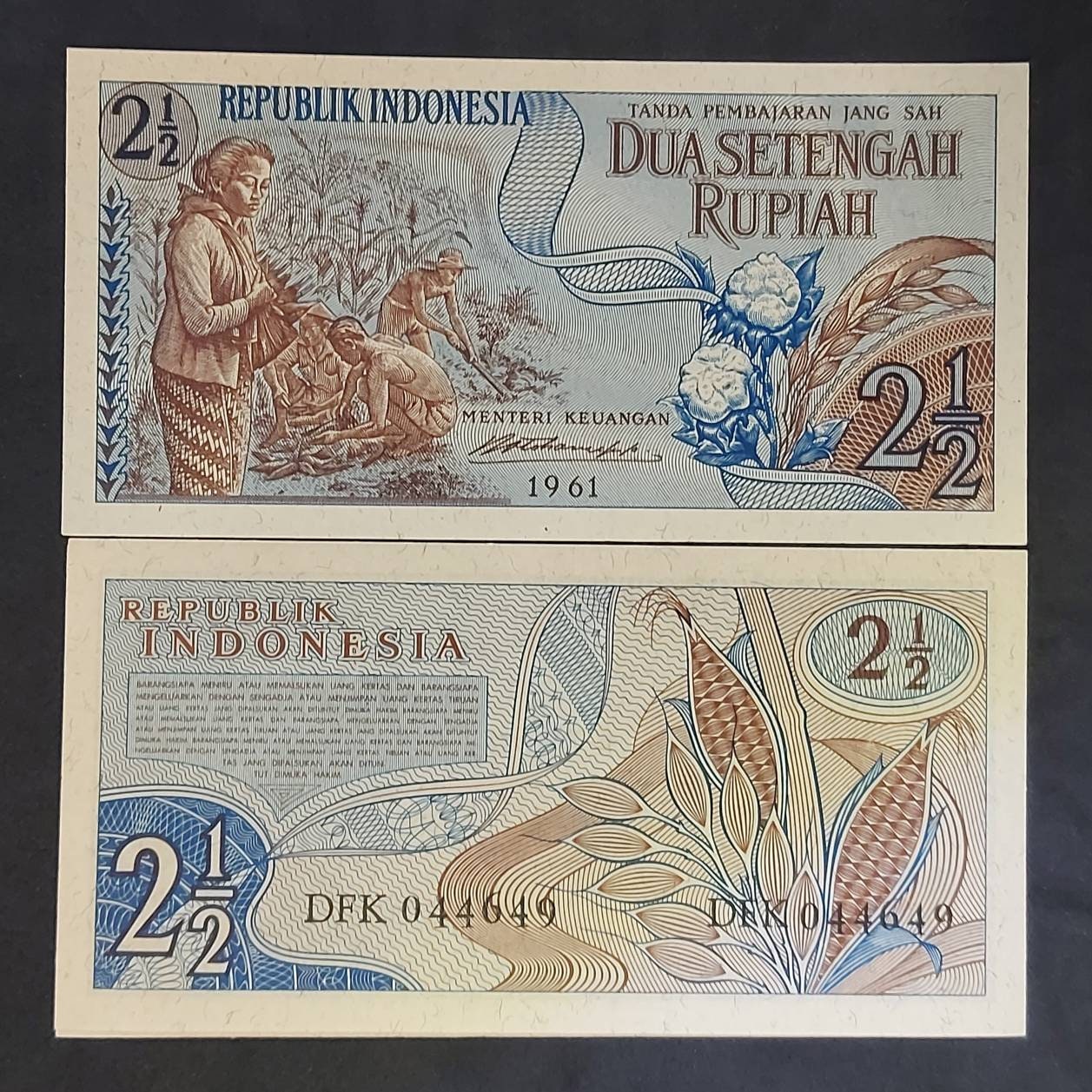 INDONESIA 2 and 1/2 Rupiah, P-79; UNCIRCULATED, 1961; features corn and field workers