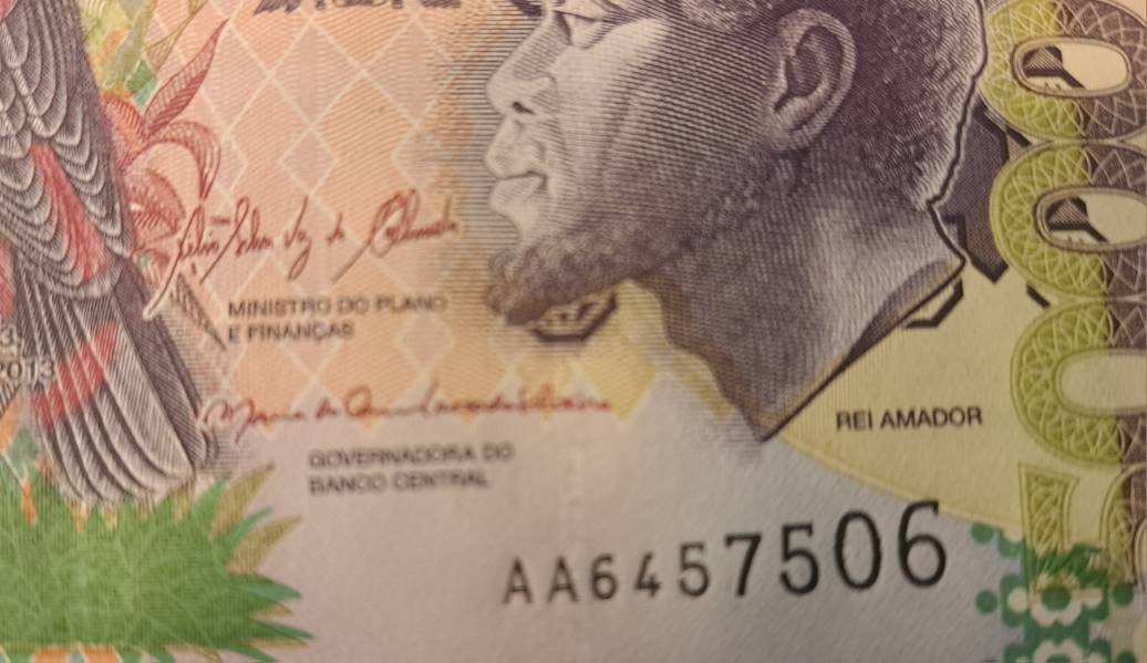 Saint Thomas & Prince 5000 Dobras, P65d; Prefix AA; Uncirculated, 2013; Papa Figo Bird