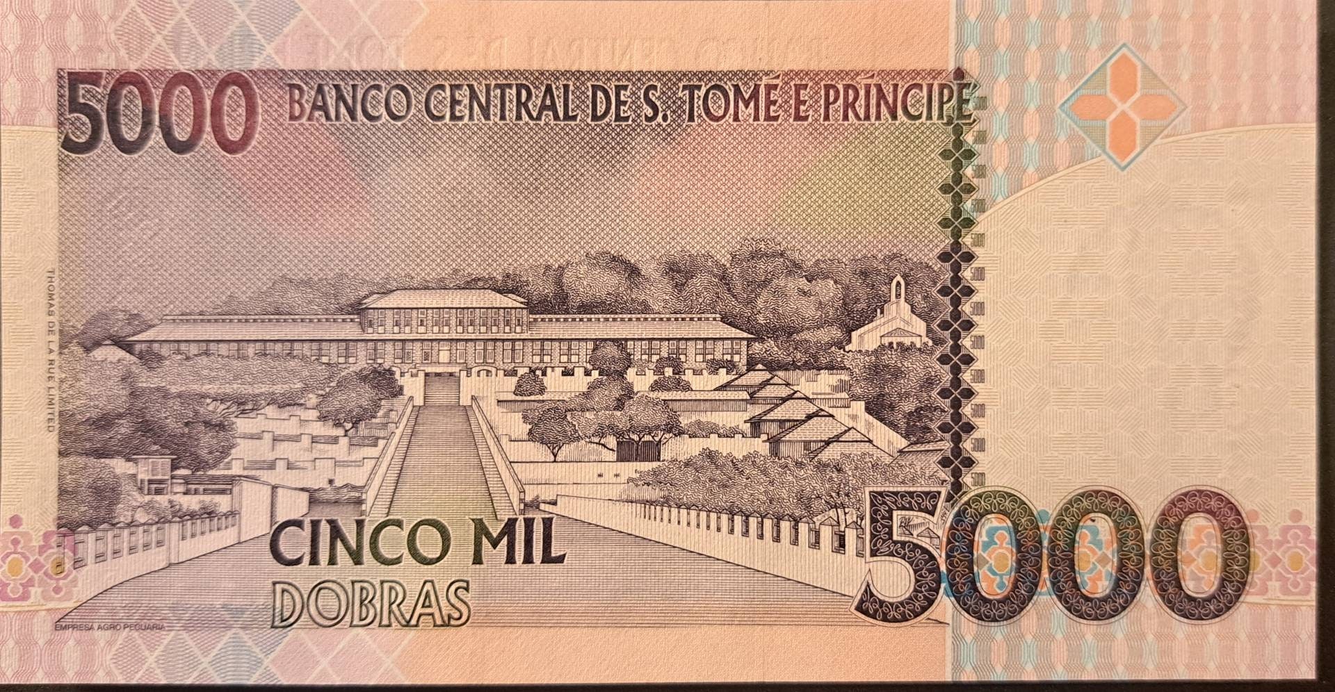 Saint Thomas & Prince 5000 Dobras, P65d; Prefix AA; Uncirculated, 2013; Papa Figo Bird