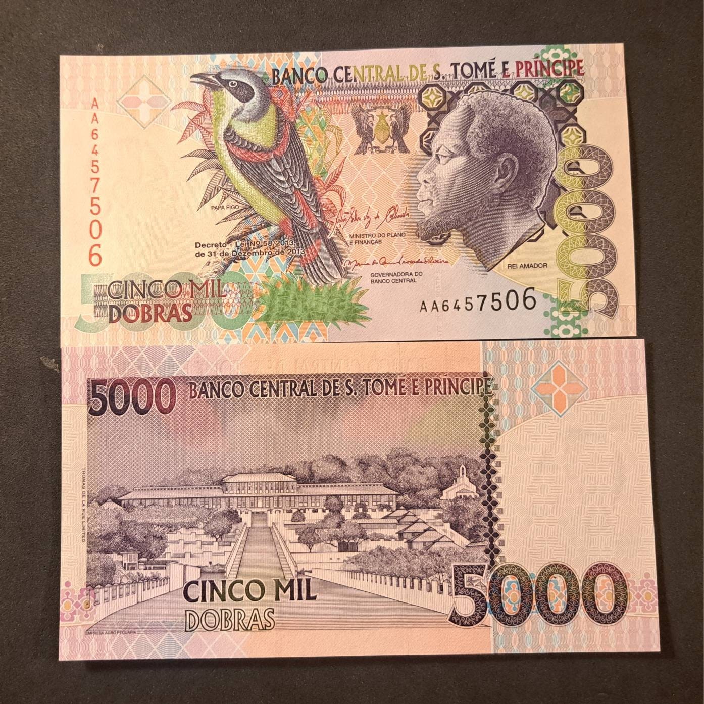 Saint Thomas & Prince 5000 Dobras, P65d; Prefix AA; Uncirculated, 2013; Papa Figo Bird