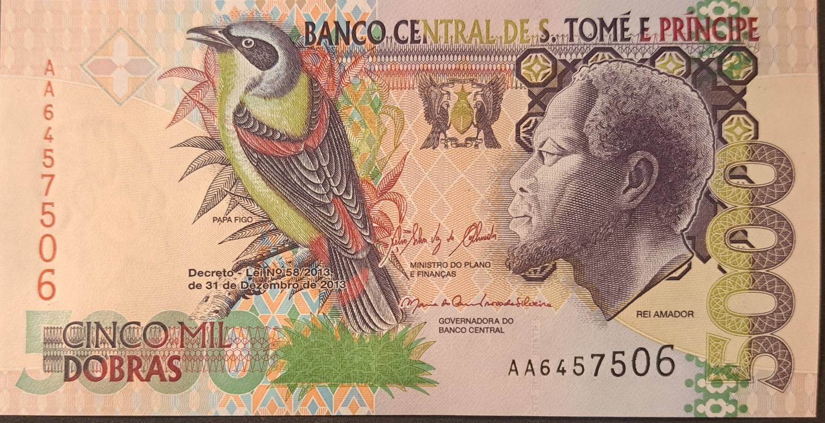 Saint Thomas & Prince 5000 Dobras, P65d; Prefix AA; Uncirculated, 2013; Papa Figo Bird