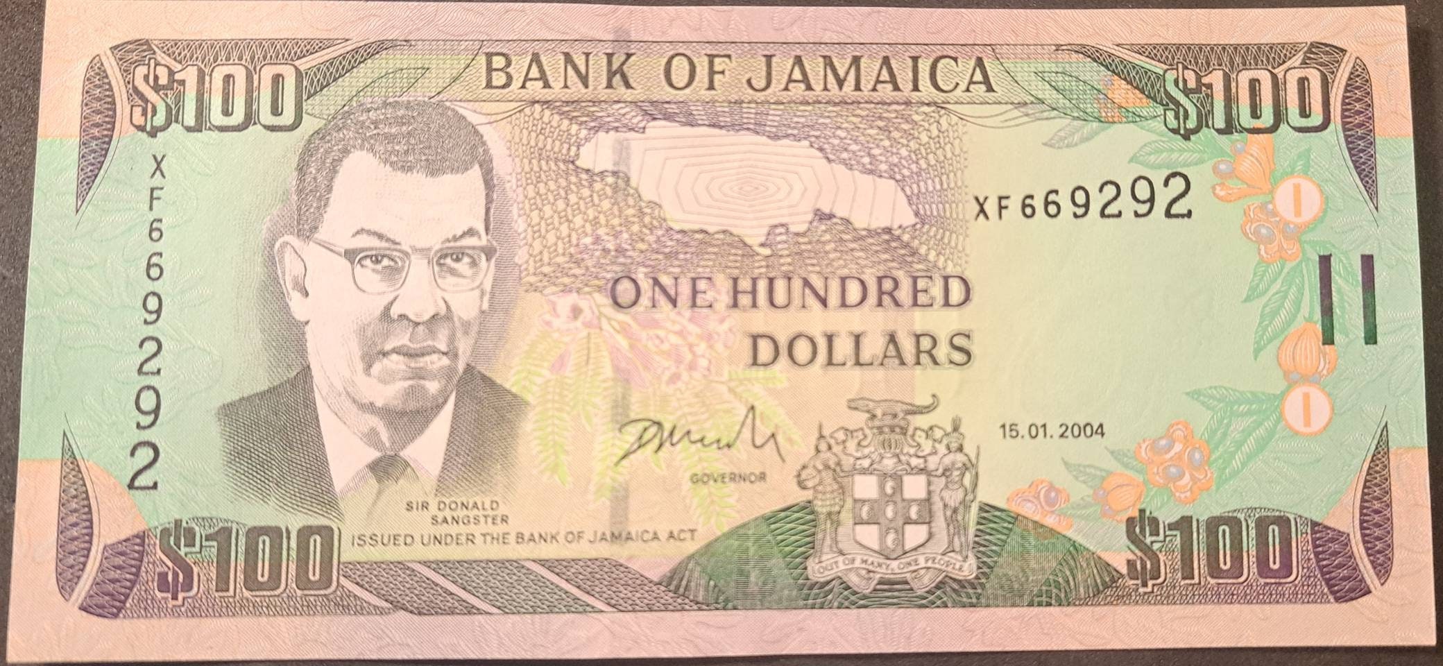 JAMAICA 100 Dollars Banknote; P-80d; UNCIRCULATED from 2004 featuring Dunn's River Falls