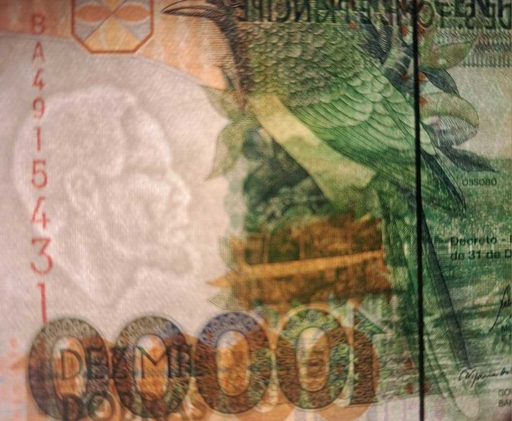Saint Thomas & Prince 10000 Dobras, P66d; Uncirculated, 2013; Features an Emerald Cuckoo