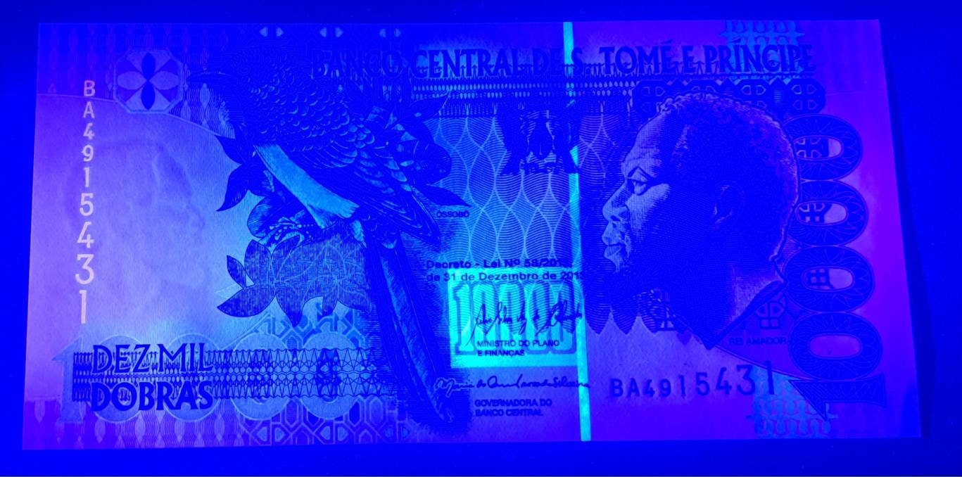 Saint Thomas & Prince 10000 Dobras, P66d; Uncirculated, 2013; Features an Emerald Cuckoo
