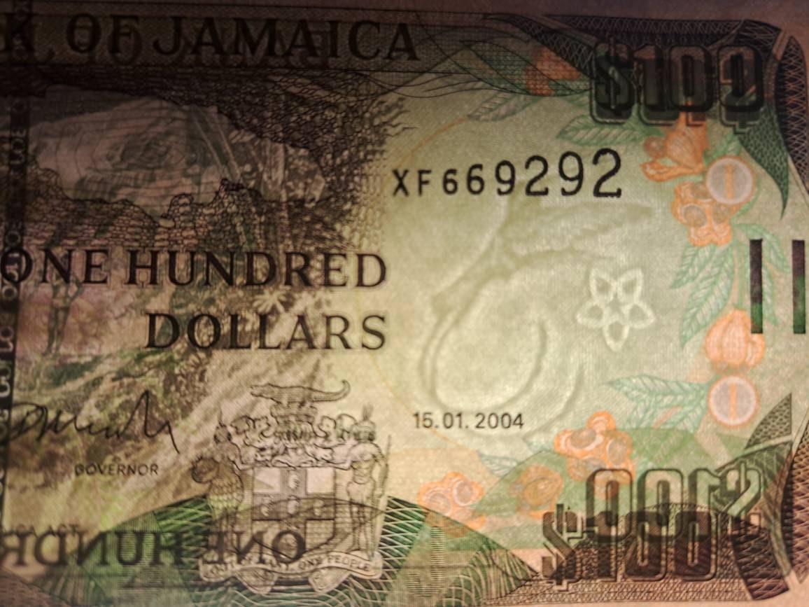 JAMAICA 100 Dollars Banknote; P-80d; UNCIRCULATED from 2004 featuring Dunn's River Falls