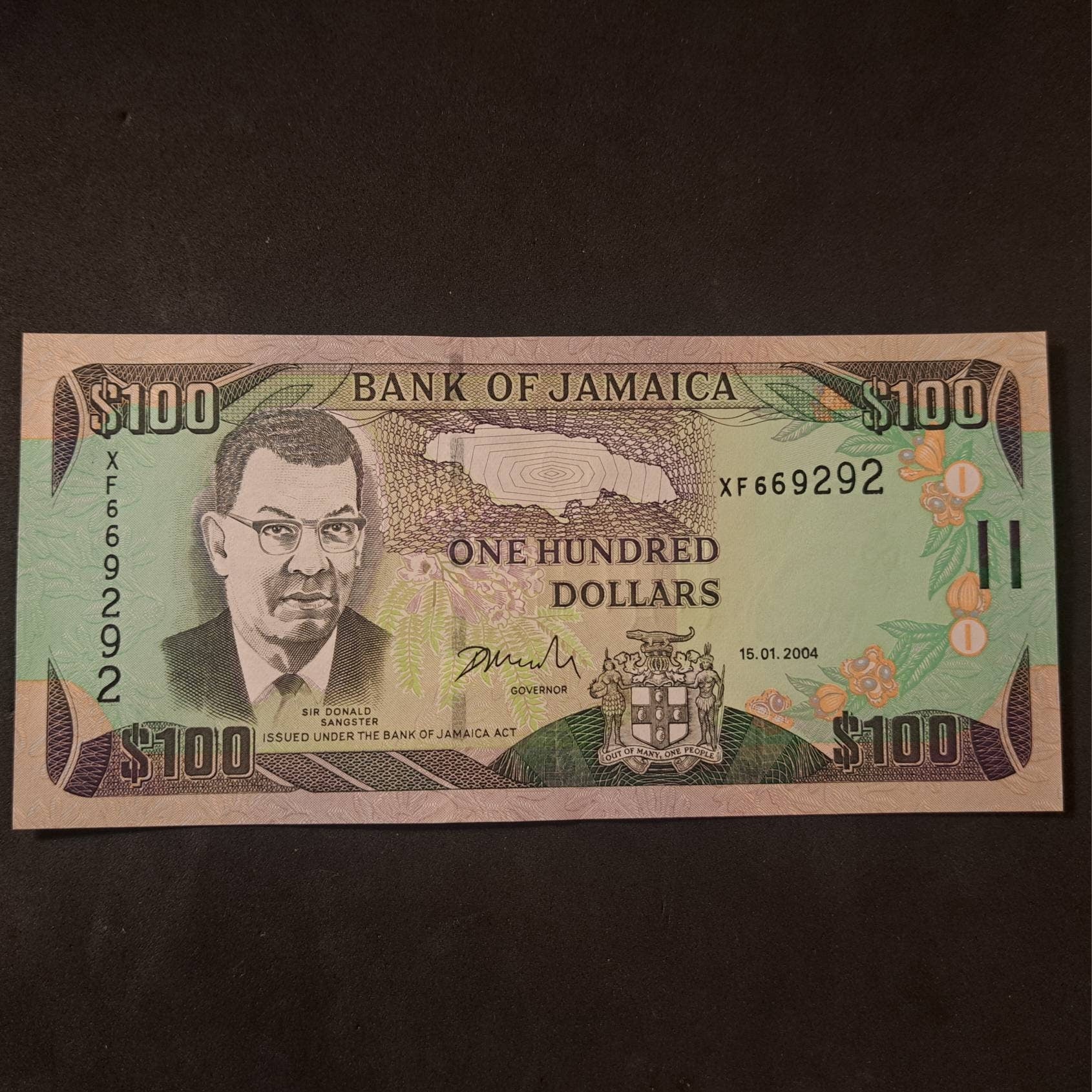 JAMAICA 100 Dollars Banknote; P-80d; UNCIRCULATED from 2004 featuring Dunn's River Falls