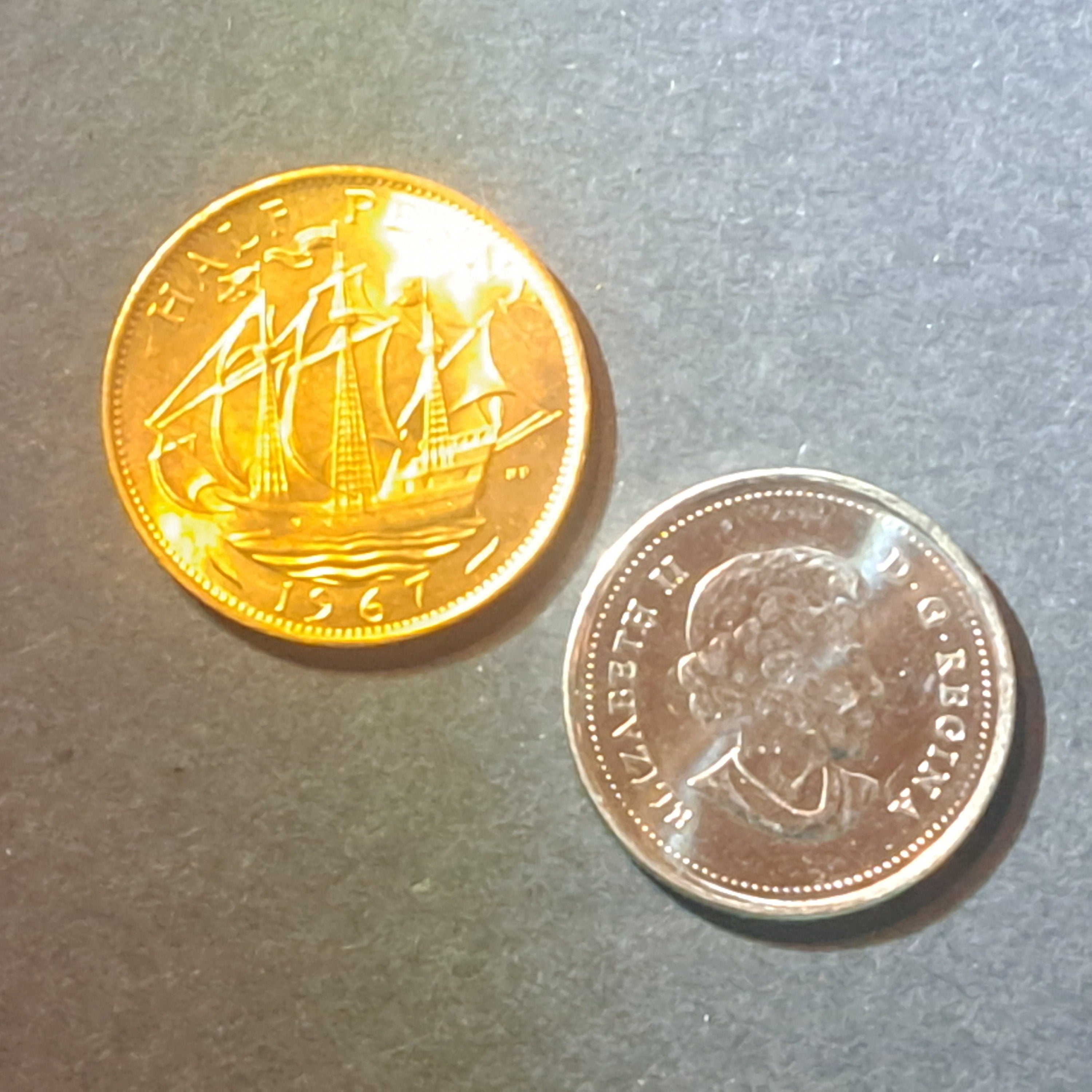 GREAT BRiTAIN 1967 Half Penny, KM896; from Uncirculated Rolls; Queen Elizabeth II and The Golden Hind Ship