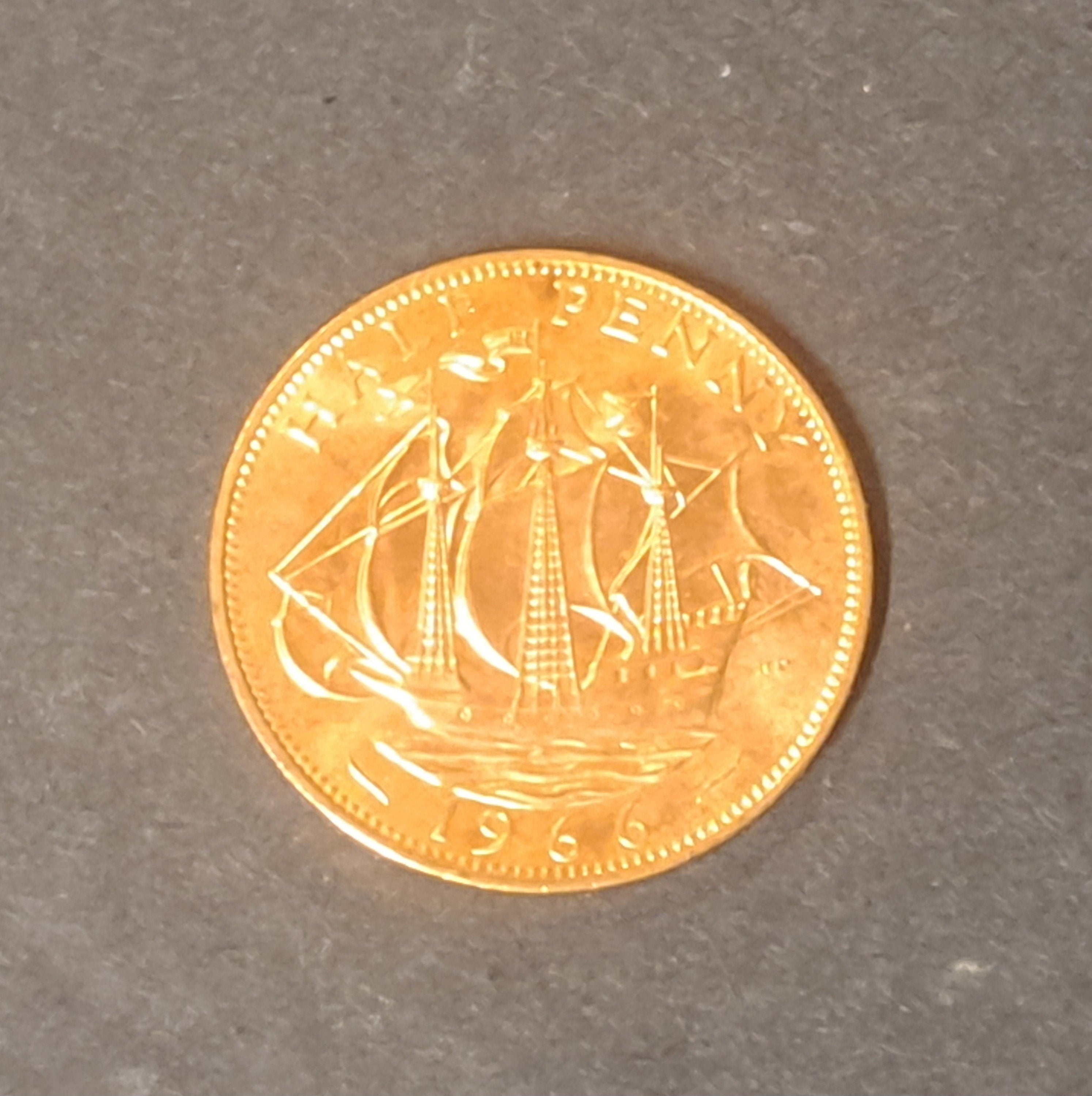 GREAT BRiTAIN 1966 Half Penny Coin; KM896; from Uncirculated Rolls; Queen Elizabeth II and The Golden Hind Ship