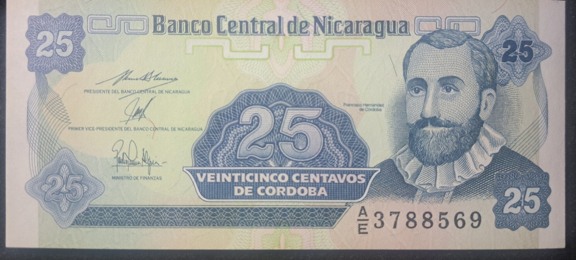 NICARAGUA 25 Centavos, P-170, UNCIRCULATED, 1991; features flowers and Arms symbol