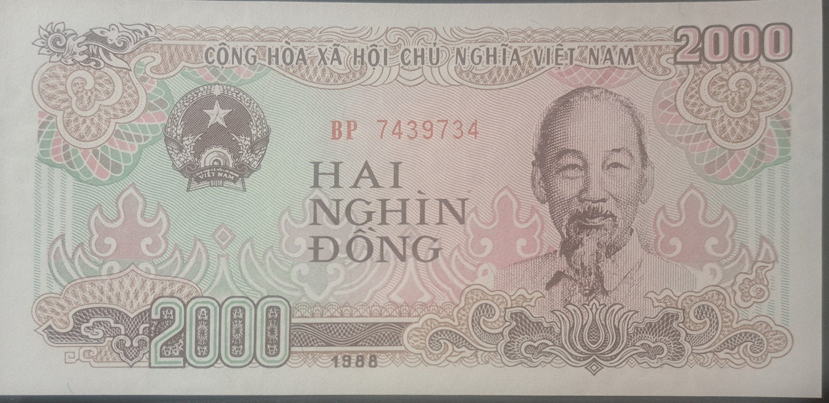 VIET NAM 2000 Dong Banknote; P - 107a; UNCIRCULATED from 1988; Features Ho Chi Minh & Textile Workers