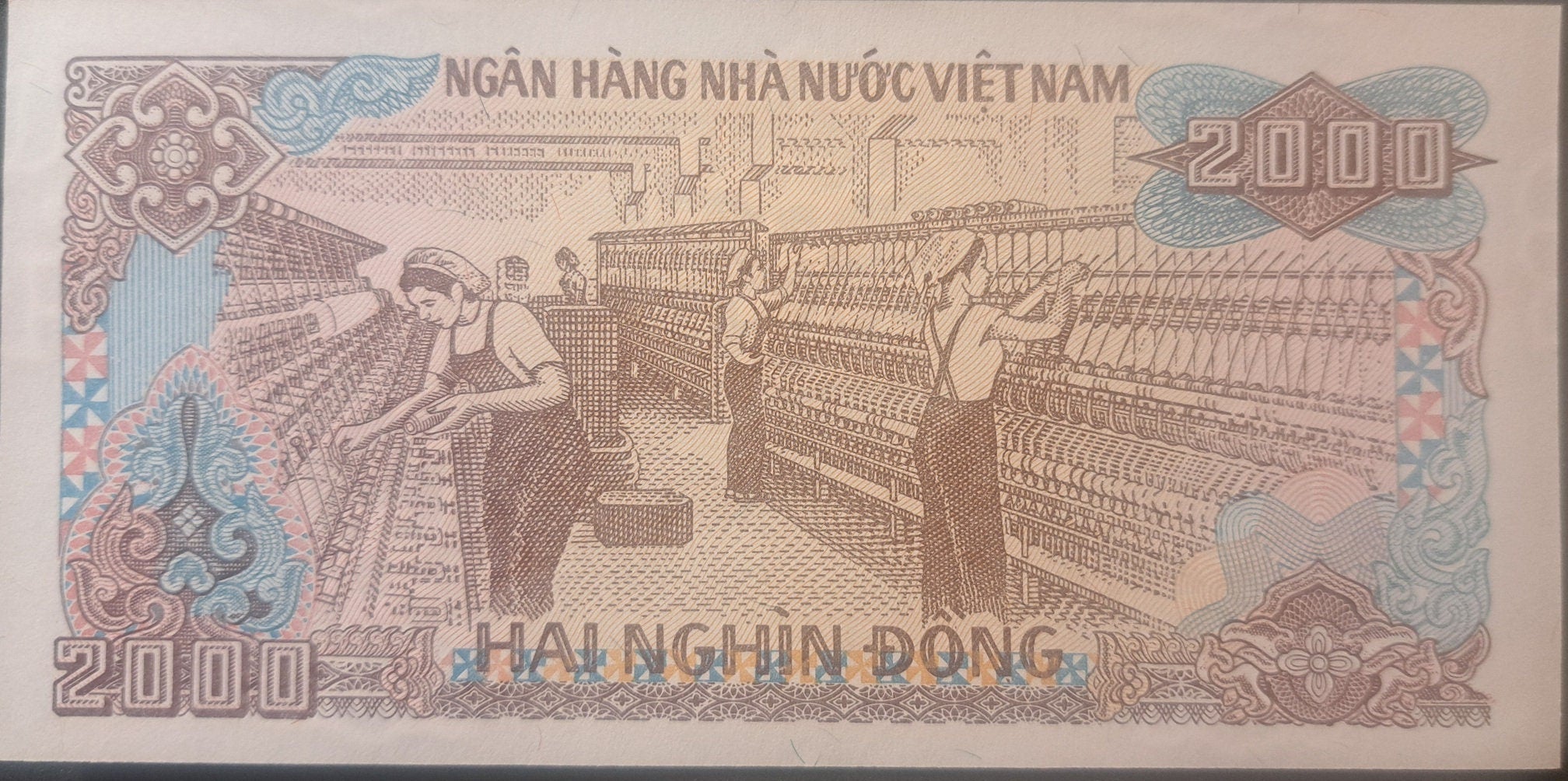 VIET NAM 2000 Dong Banknote; P - 107a; UNCIRCULATED from 1988; Features Ho Chi Minh & Textile Workers