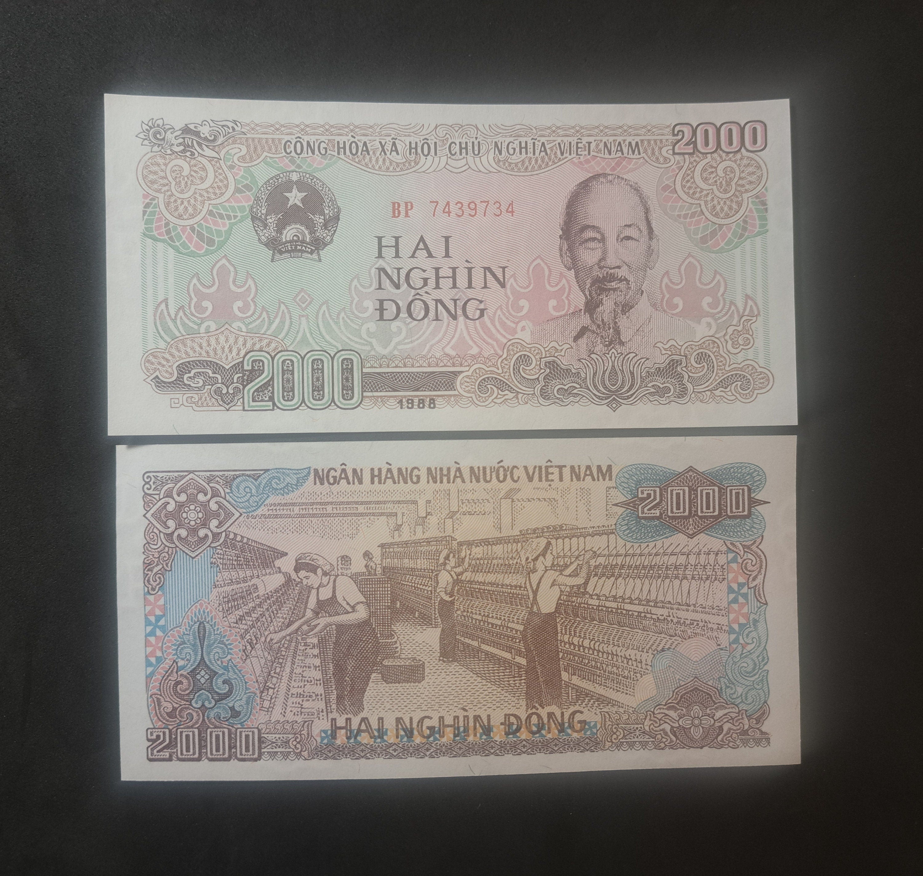 VIET NAM 2000 Dong Banknote; P - 107a; UNCIRCULATED from 1988; Features Ho Chi Minh & Textile Workers