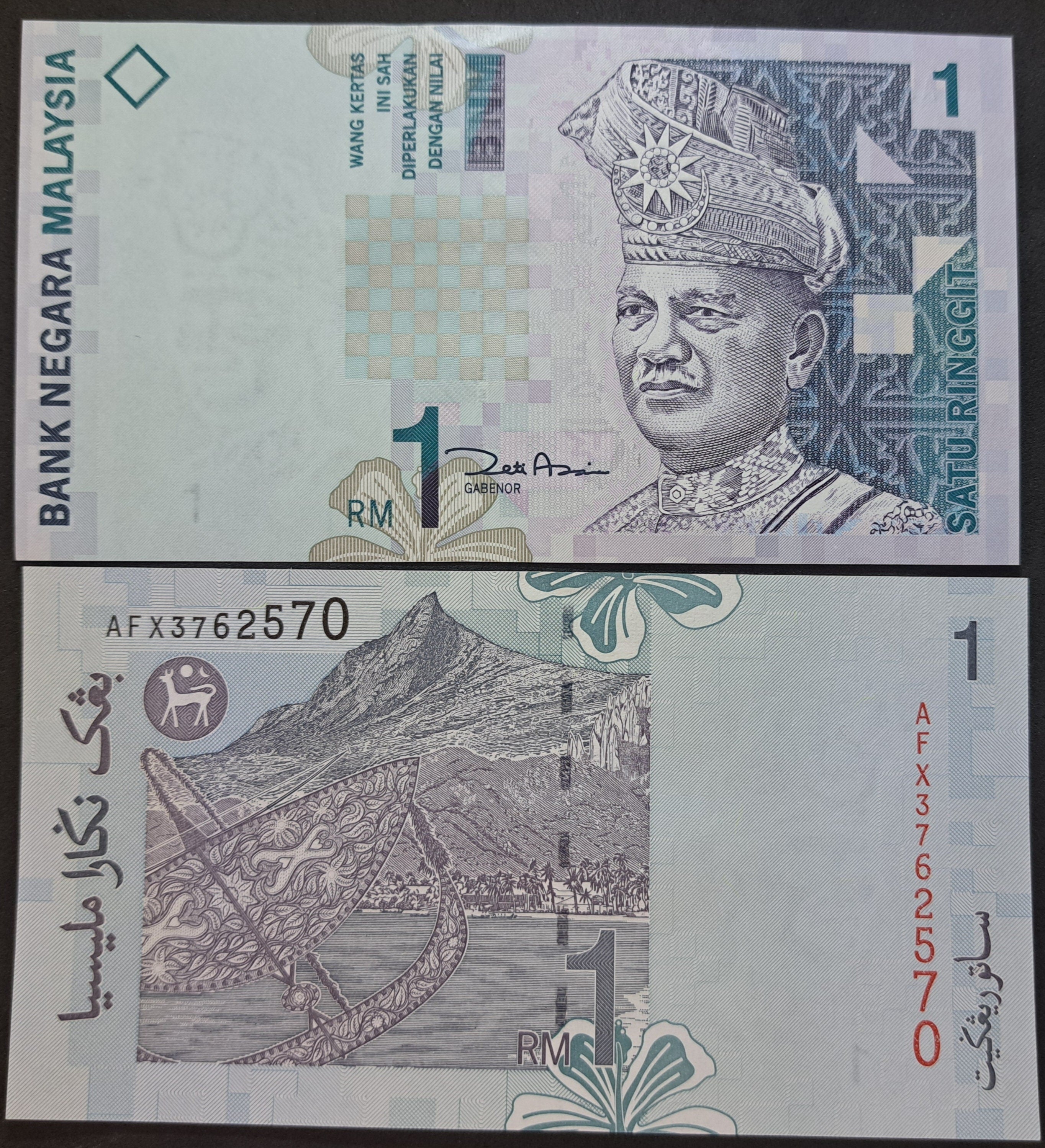 MALAYSIA 1 Ringgit Banknote; P39b; UNCIRCULATED, 1998; features Mountain Landscape