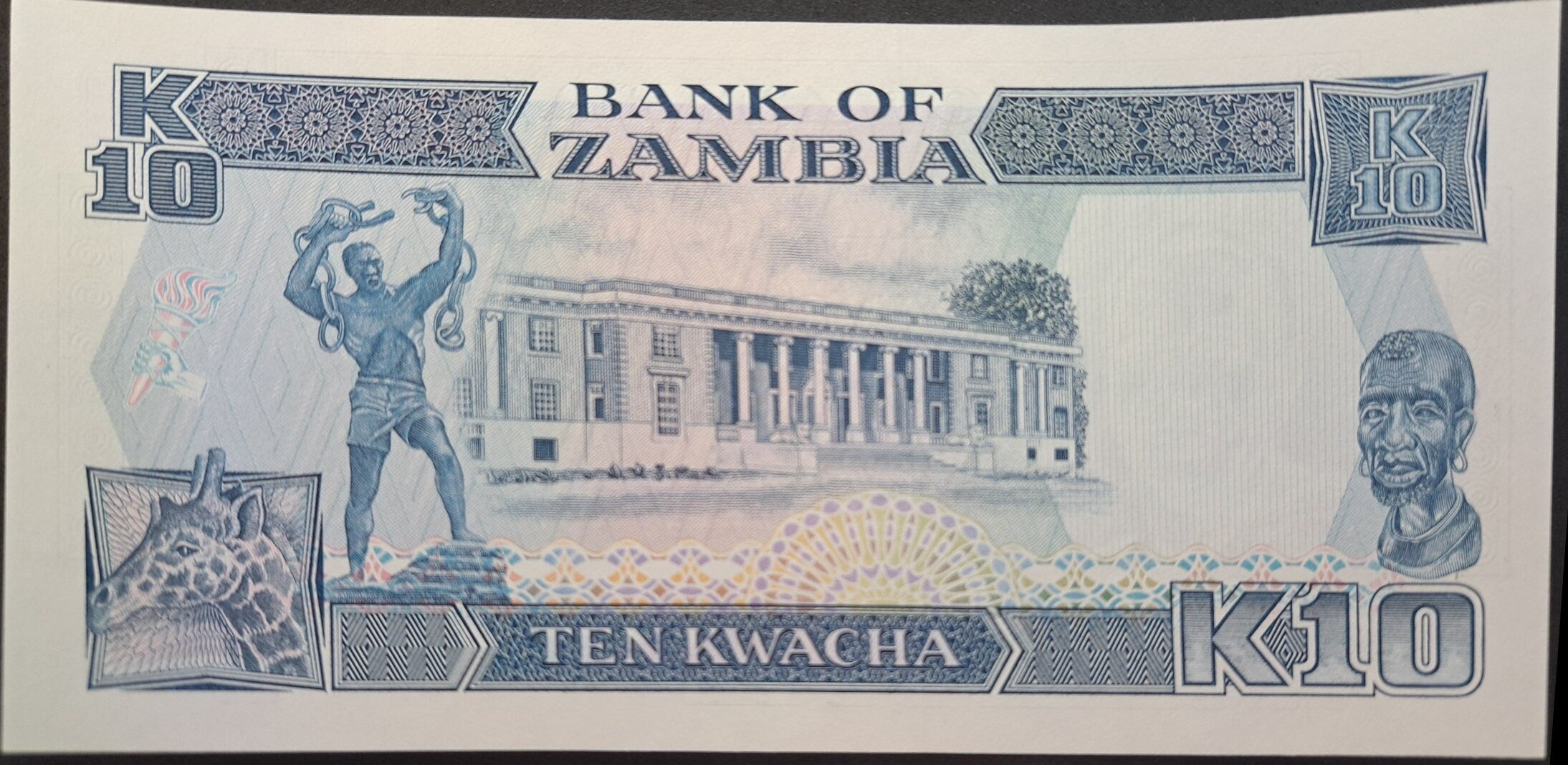 ZAMBIA 10 Kwacha, P-31b, UNCIRCULATED, 1991; Features a Fish Eagle; Giraffe head