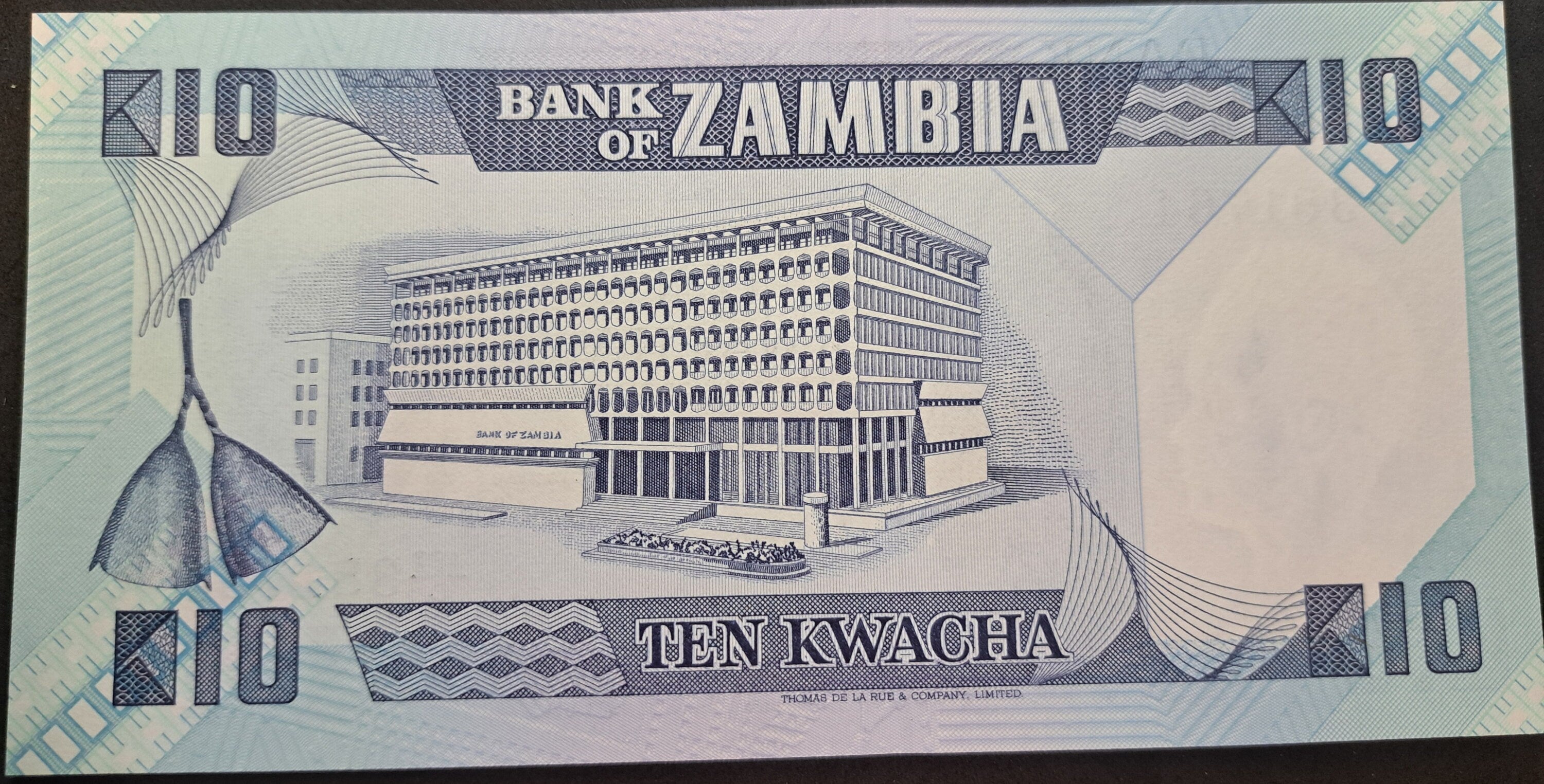 ZAMBIA 10 Kwacha, P- 26e; UNCIRCULATED, 1980; Features a Fish Eagle