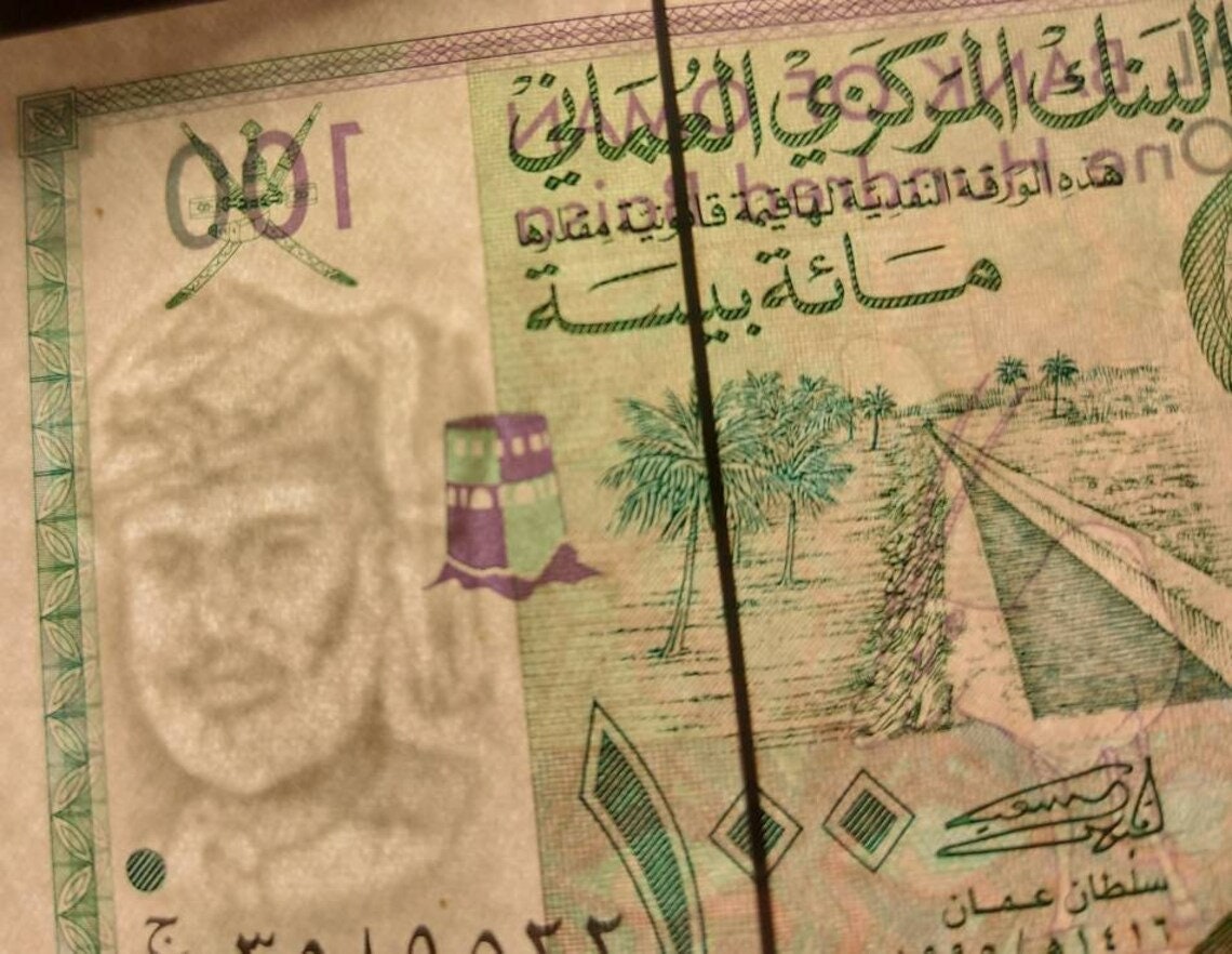 OMAN 100 Baisa Banknote; P -31; UNCIRCULATED; 1995; Features an Eagle and Oryx