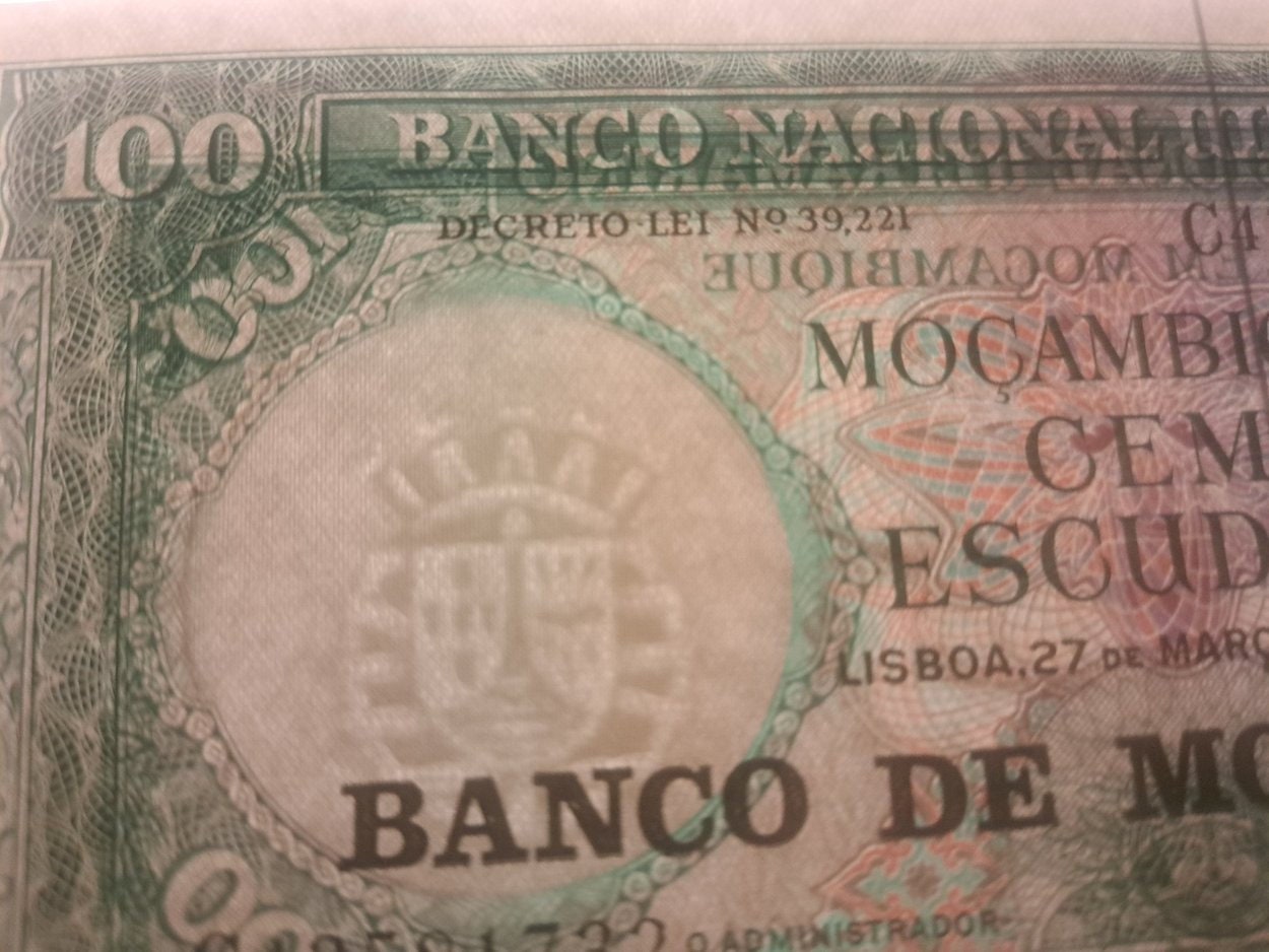 MOZAMBIQUE 100 Escudos banknote, P-117; UNCIRCULATED; 1976; large note; features a portrait Aide Ornelas