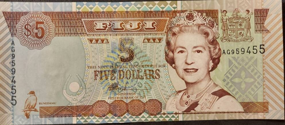 FIJI 5 Dollars; P105b, UNCIRCULATED, 2002; features Queen Elizabeth II