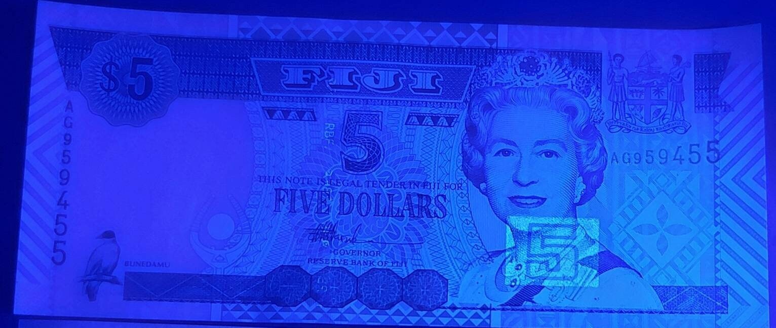 FIJI 5 Dollars; P105b, UNCIRCULATED, 2002; features Queen Elizabeth II