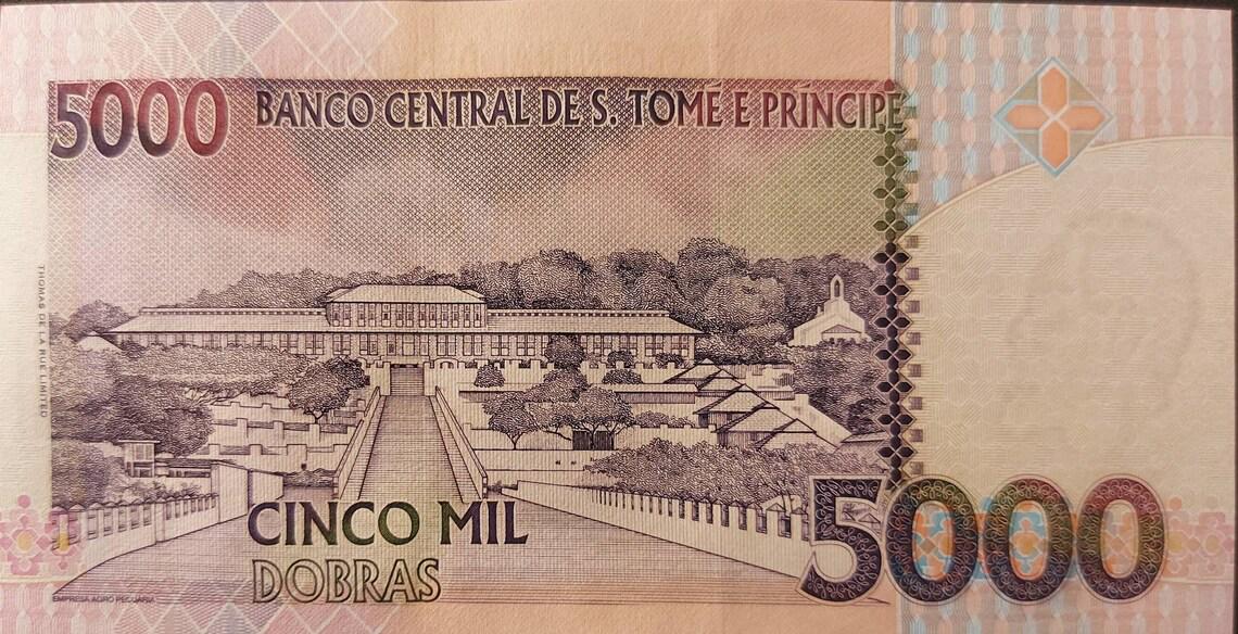 Saint Thomas & Prince 5000 Dobras, P65c; Prefix AA; Uncirculated, 2004