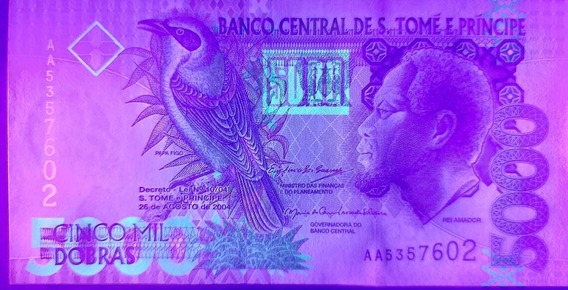 Saint Thomas & Prince 5000 Dobras, P65c; Prefix AA; Uncirculated, 2004