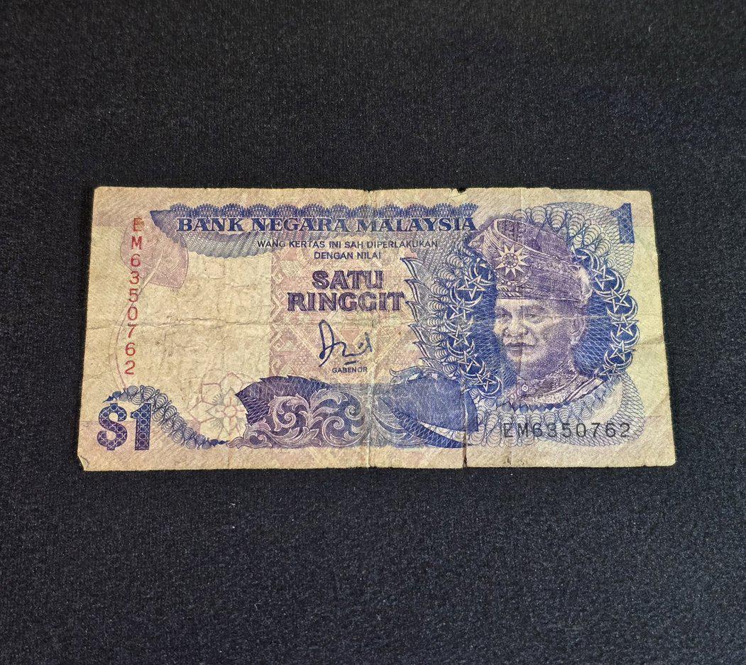 Malaysia 1 Ringgit Banknote, P-27a, CIRCULATED from 1986; features Kuala Lumperate Monument