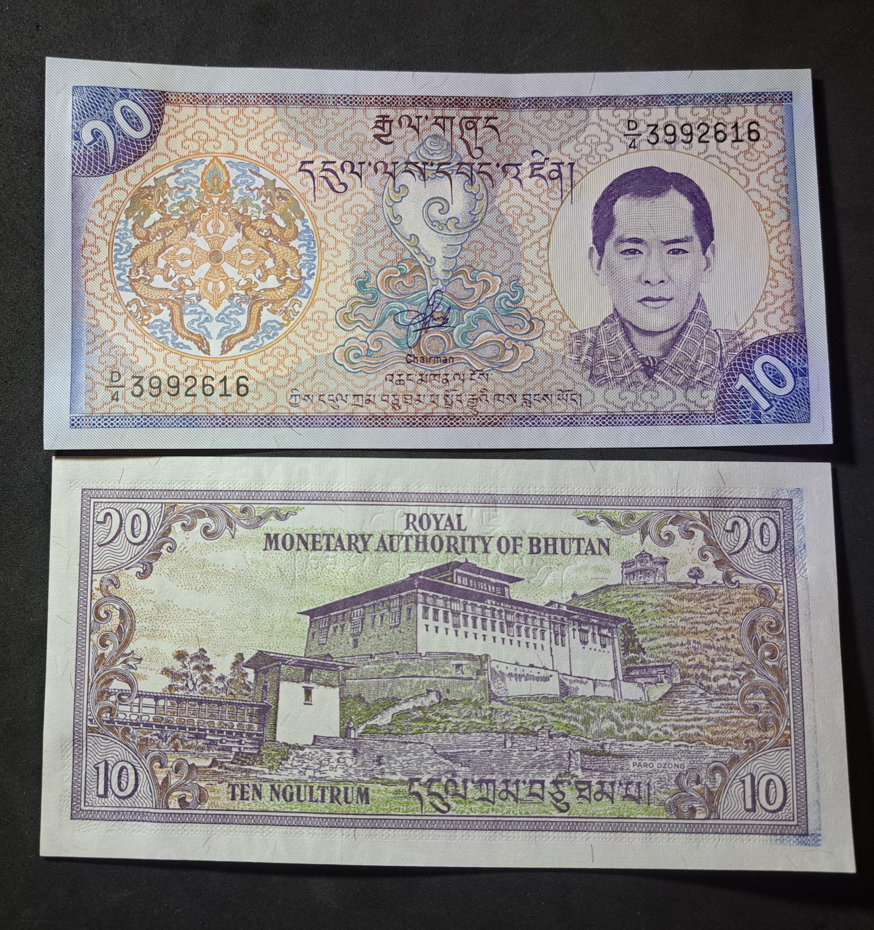 BHUTAN 10 Ngultrum, P-22, 2000, UNCIRCULATED; features Paro Dzong Palace